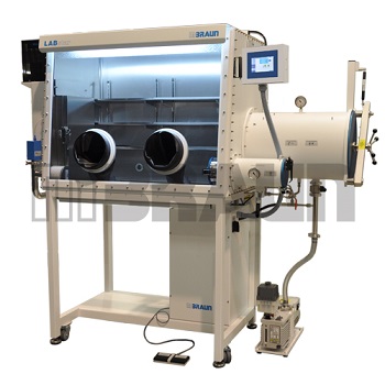 תא כפפות Labstar  תוצרת M.Braun, לאווירה מבוקרת עם לחות וחמצן נמוכים מ-1 ppm.